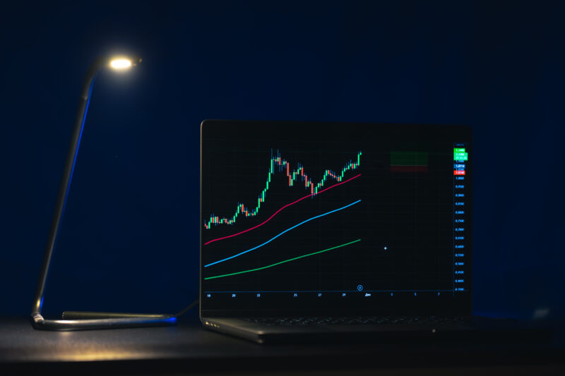 Rok 2025 okazał się wyjątkowo dynamiczny dla rynku metali szlachetnych.